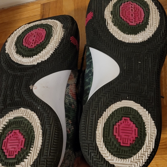 Floral Black Kyrie Nike Basketball Shoes 9.5 - Picture 4 of 4